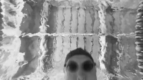 Man Zwemt Onder Water Het Zwembad Een Video Maken Onder — Stockvideo