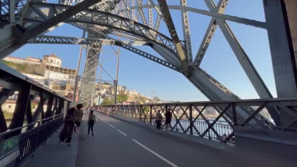 Porto Portugal 2023 Άνθρωποι Περπατούν Κάτω Από Γέφυρα Dom Luis — Αρχείο Βίντεο