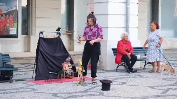 Aveiro Portugal 2023 Straßenpuppenspieler Treten Mit Puppenspiel Auf Die Skelettpuppe — Stockvideo
