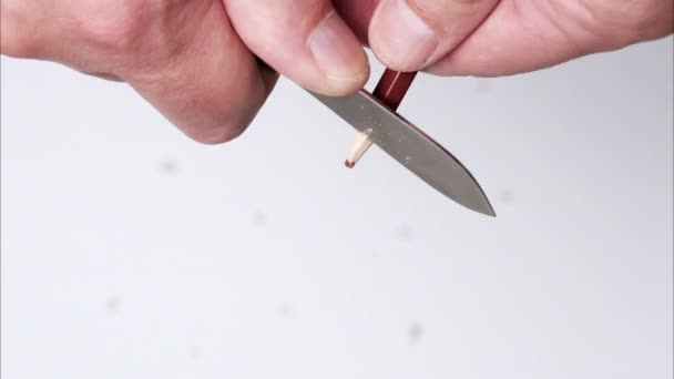 Zavřít Pohled Ruce Ořezávat Tužku Ostrým Kněžským Nožem Ořezávání Tužky — Stock video