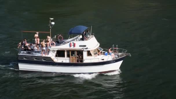 Porto Portugal 2023 Uitzicht Een Toeristische Boot Die Toeristen Vervoert — Stockvideo