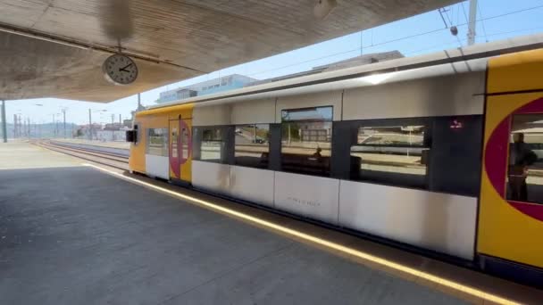 Порто Португалія 2023 Залізнична Станція Кампані Порту Португалія Поїзд Відправляється — стокове відео