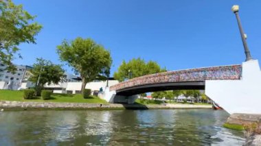 Aveiro, Portekiz - 15.07.2023: Portekiz 'deki Ria de Aveiro kentsel su kanalını geçen Aveiro Moliceiro turistik tur teknesine bakın. Portekiz, Aveiro kanalında geleneksel tekneler.