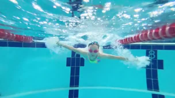 小女孩或少年在游泳池里游泳 当孩子们在游泳池游泳时 在水下拍摄视频 — 图库视频影像