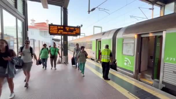 Aveiro Portugal 2023 Menschen Steigen Bahnhof Aveiro Portugal Aus Dem — Stockvideo