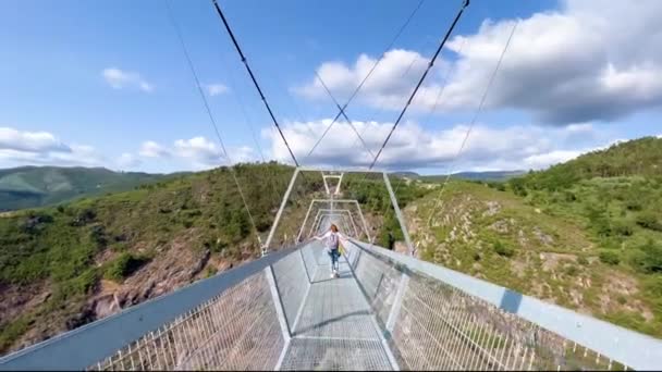 Arouca Portugal 2023 Mensen Lopen 516 Arouca Brug Grootste Voetgangersbrug — Stockvideo