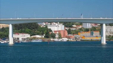 Porto, Portekiz - 1.08.2023: Sao Joao Köprüsü, Portekiz 'in Porto kentinin yanındaki Douro Nehri üzerinden Kuzey hattını taşıyan bir demiryolu altyapısıdır..