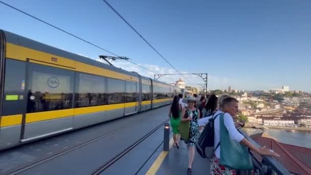 Порту Португалия 2023 Люди Ждут Поезд Метро Металлическом Арочном Мосту — стоковое видео