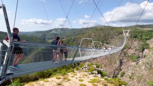 Arouca Portugalsko 2023 Lidé Kráčející Mostě 516 Arouca Největší Visutý — Stock video