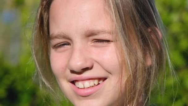 Filmowy Portret Nastoletniego Blondyna Patrzącego Kamerę Śmiejącego Się Szczęśliwe Dziecko — Wideo stockowe