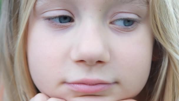Videoporträtt Ett Blont Barn Som Tittar Kameran Och Skrattar Lyckligt — Stockvideo