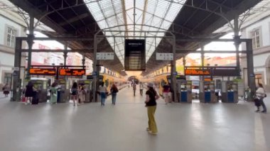 Porto, Portekiz - 31.07.2023: Porto, Portekiz 'deki Sao Bento Tren İstasyonu' nun içi. Tren Sao Bento tren istasyonundan kalkıyor.