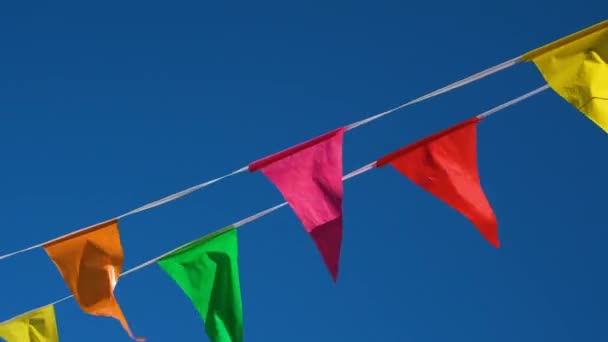 Kleurrijke Vlaggen Opknoping Achtergrond Van Blauwe Lucht Als Feestelijke Decoraties — Stockvideo