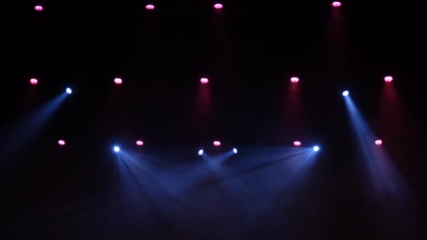抽象的なピンク ブルー パープルコンサート ステージライト パーティーコンサートの背景 コンサートや劇場フェスティバルでカラフルな光 — ストック動画