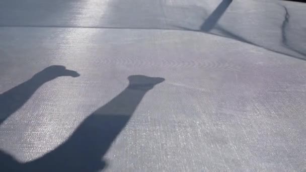 Nahsicht Auf Kinderfüße Die Auf Einem Trampolin Hüpfen Zeitlupe Full — Stockvideo