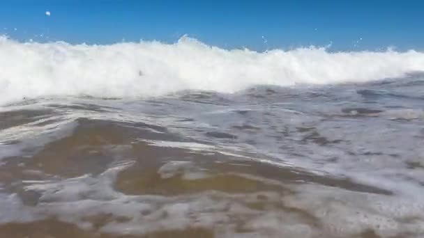 Prachtig Uitzicht Hoge Golven Aan Lege Kust Van Atlantische Oceaan — Stockvideo