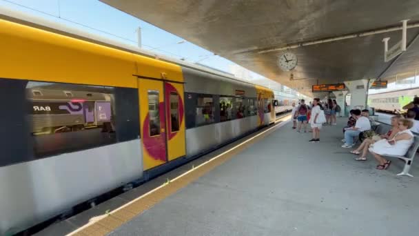 Porto Portugal 2023 Campanha Railway Station Porto Portugal Train Arrives — Stock Video