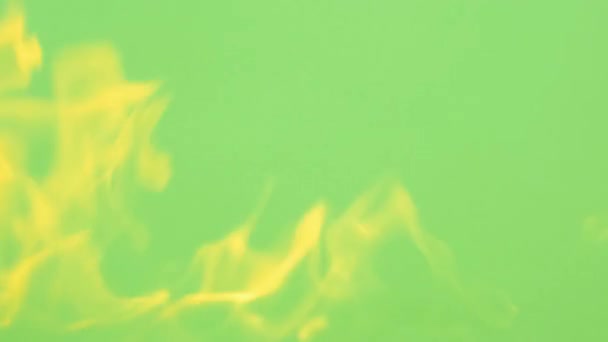 Желтое Пламя Зеленом Фоне Медленное Видео Огня Пламени Пламя Искры — стоковое видео