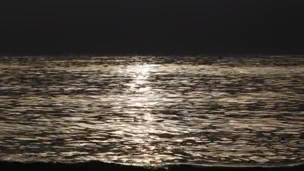 Vacker Natt Svart Och Vit Utsikt Över Höga Vågor Atlantens — Stockvideo