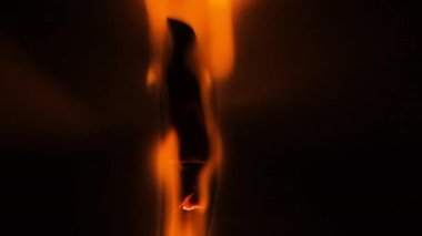 Kağıt yanıyor ve yanacak. Kağıt yanar, duman çıkarır ve küle dönüşür. Kağıt tamamen yanar.