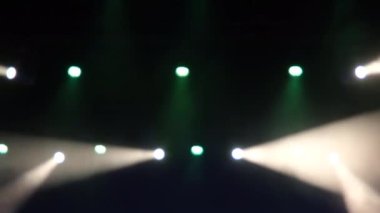 Soyut yeşil-beyaz konser ya da sahne ışıkları Parti Konserinin Arkaplanı. Konserde veya tiyatro festivalinde renkli ışık.