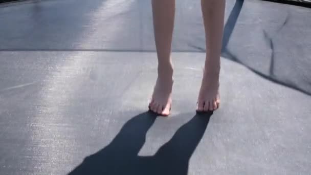 Крупним Планом Вид Дитячі Ноги Підстрибує Батуті Повільний Рух Повний — стокове відео