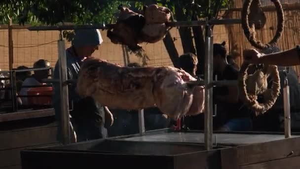 圣玛丽亚 葡萄牙 2023年8月13日 中世纪节日期间 一只猪的尸体在吐痰时被烤熟 猪的尸体是用中世纪风格的吐口水煮熟的 — 图库视频影像
