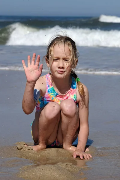 Gyermek Atlanti Óceán Hátterében Integet Kamerába Egy Hétéves Kislány Parton — Stock Fotó