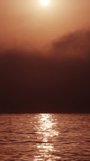 大西洋の空の海岸の高い波の美しい夜景 美しい夜の海のビーチ 暖かい黄金でトーニングされた垂直海のビデオ — ストック動画