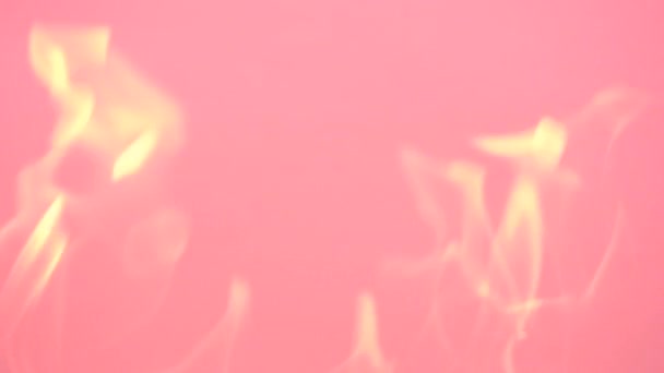 Желтое Пламя Розовом Фоне Медленное Видео Огня Пламени Пламя Искры — стоковое видео