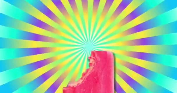 在彩色渐变复古背景上隔离的冰淇淋或水果冰的视频 橙色和红色的冰淇淋加在棍子上 垂直冰淇淋夏季视频横幅 — 图库视频影像