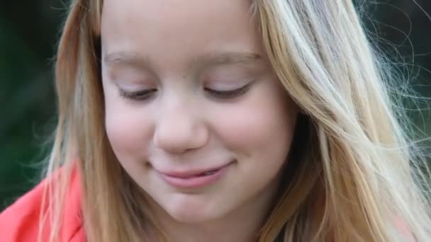 Kameraya Bakıp Gülen Sarışın Bir Çocuğun Video Portresi Yedi Yıllık — Stok video