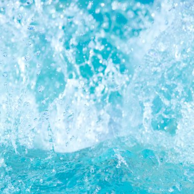 Mavi havuz ya da jakuzi suyu. Yakın plan. Yüzme havuzunda hafif yansımalı mavi şeffaf su dalgaları. Üst Manzara. Yaz sancağı