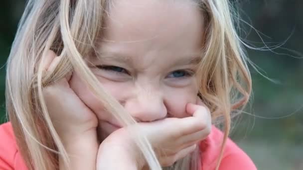 Videoporträt Eines Blonden Kindes Das Die Kamera Blickt Und Lacht — Stockvideo