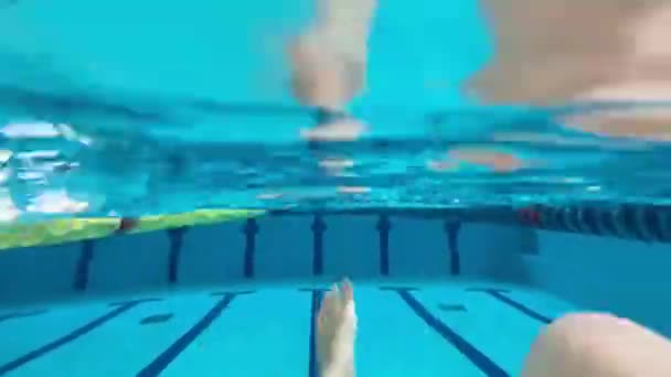 Een Man Zwemt Zijn Rug Het Zwembad Een Man Doet — Stockvideo