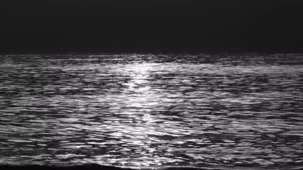 Vacker Natt Svart Och Vit Utsikt Över Höga Vågor Atlantens — Stockvideo
