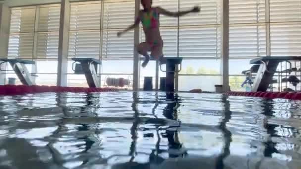 Happy Child Duikt Het Zwembad Vanaf Duiktoren Een Tiener Meisje — Stockvideo