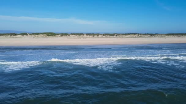 美丽的无人俯瞰的大西洋 汹涌的海浪 乌黑的天空 空旷的沙滩和沙丘 大西洋 海岸线和绿色沙丘 4K分辨率海滩视频 — 图库视频影像