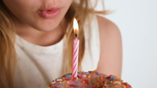 Ένα Κορίτσι Σβήνει Ένα Κερί Ένα Ροζ Ντόνατ Χαρούμενα Γενέθλια — Αρχείο Βίντεο