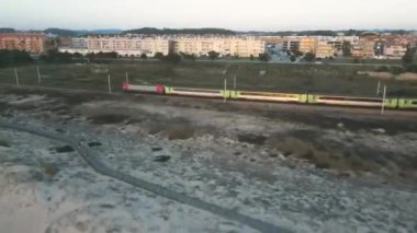 Güzel kumlu kumsal manzarası büyük taşlar, ahşap köprüler ve yollar, küçük Espinho kasabası, Portekiz 'de demiryolu ve evler.