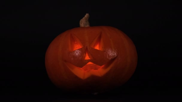 Смешной Страшный Хэллоуин Тыква Мерцанием Свечи Внутри Изолированы Черном Фоне — стоковое видео
