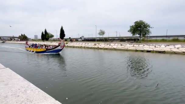 ポルトガル エイベイロ 2023 観光客とリヤ エイベイロの都市水運河を横断するエイベイロチャンネルとモリシロ観光ツアーボートを見る ポルトガル — ストック動画