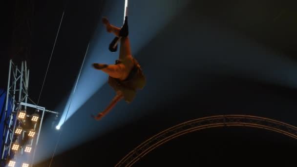 Estarreja Portugal Een Circusartiest Voert Acrobatische Trucs Uit Onder Circuskoepel — Stockvideo