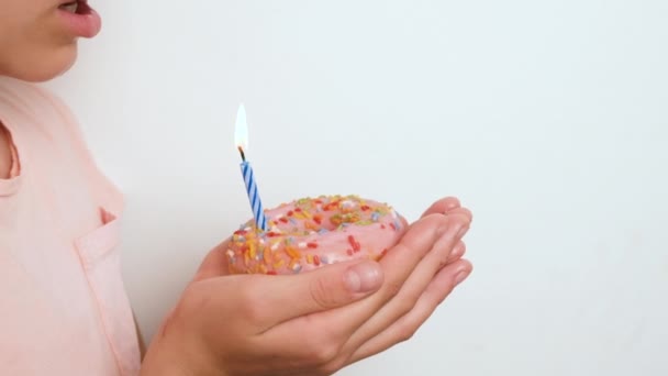 Девочка Подросток Задувает Свечу Розовом Пончике Днем Рождения Юбилеем Сделать — стоковое видео
