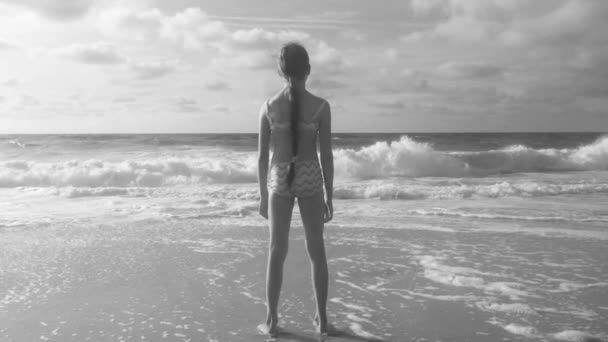 Mladá Dívka Dlouhými Vlasy Dívá Oblohu Vlny Pobřeží Atlantského Oceánu — Stock video
