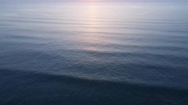 Atlantik Okyanusu üzerinde hava aracı manzarası güzel dalga desenleri ve deniz köpüğüyle. Yaz günü sonsuz deniz mavisi, turkuaz deniz ya da okyanus suyunun manzarası. Gün batımı.