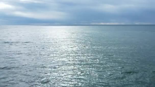 空中无人驾驶飞机俯瞰美丽的蓝色海浪模式的大西洋和海上泡沫 夏日碧绿碧绿的大海 沙滩和黄沙无尽的景观 — 图库视频影像