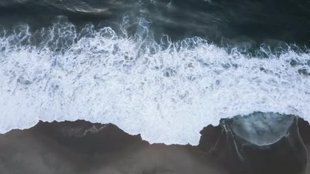 美しい波のパターンと海の泡を持つ大西洋上の空中ドローンビュー 夏の無限のアクアマリンブルーまたはターコイズ海または海水の風景 — ストック動画