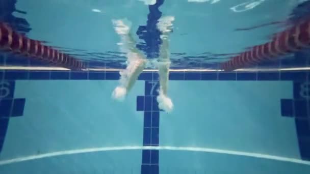 Een Vrouw Duikt Het Zwembad Vanaf Toren Een Video Onder — Stockvideo