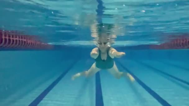 Zwemt Een Vrouw Het Zwembad Een Video Onder Water Maken — Stockvideo